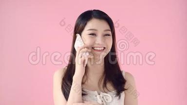 快乐可爱的女孩一边笑一边在手机上说话。 打<strong>友好</strong>的电话，讨论好消息，无忧无虑的<strong>交流</strong>。